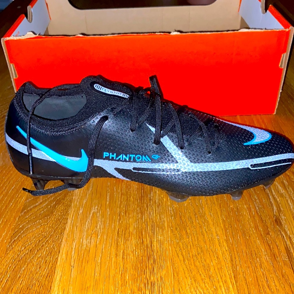 Nike Phantom GT2 Elite Soccer Cleats
